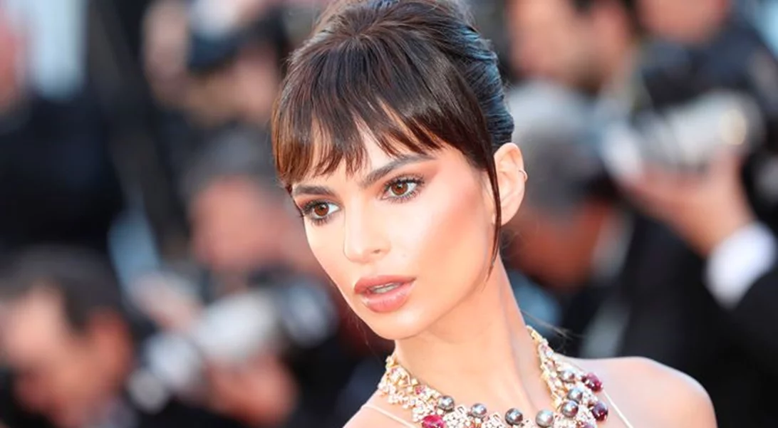 H Emily Ratajkowski φόρεσε το πανωφόρι πού θα κυριαρχήσει την άνοιξη