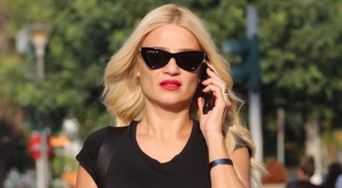 Φαίη Σκορδά | Δες το τέλειο outfit που φόρεσε στη βόλτα της στη Γλυφάδα (pics)