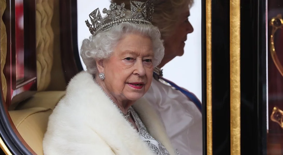67 χρόνια από τη Στέψη της βασίλισσας Ελισάβετ | Το βαρύ στέμμα και η φρικτή άμαξα (pic)