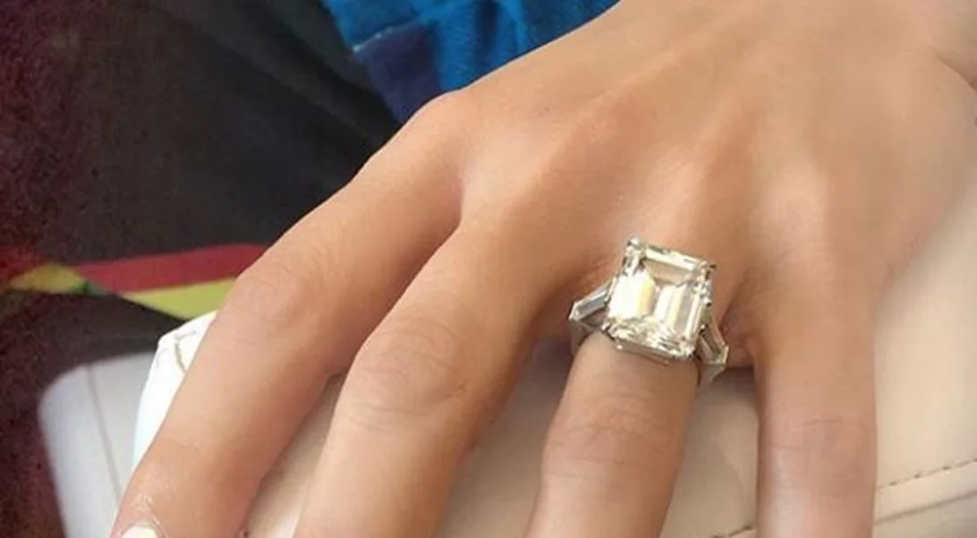 Το Hollywood κάνει ήδη το μανικιούρ που θα φοράμε στις γιορτές