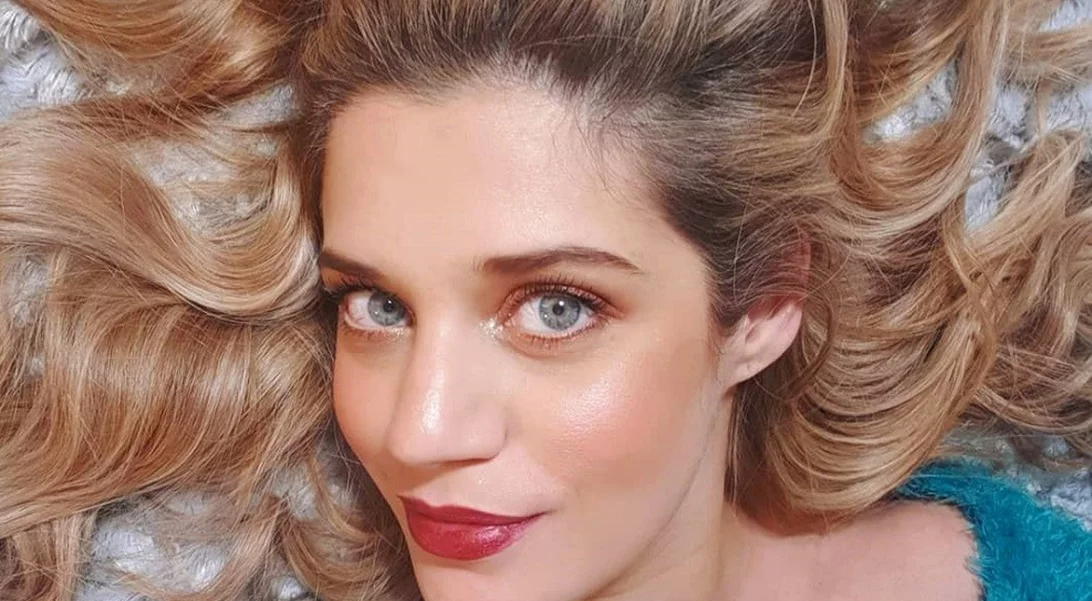 Στην πισίνα με φουσκωμένη κοιλίτσα | Η Τζένη Θεωνά με το αγαπημένο της μαγιό στον 8ο μήνα της εγκυμοσύνης της