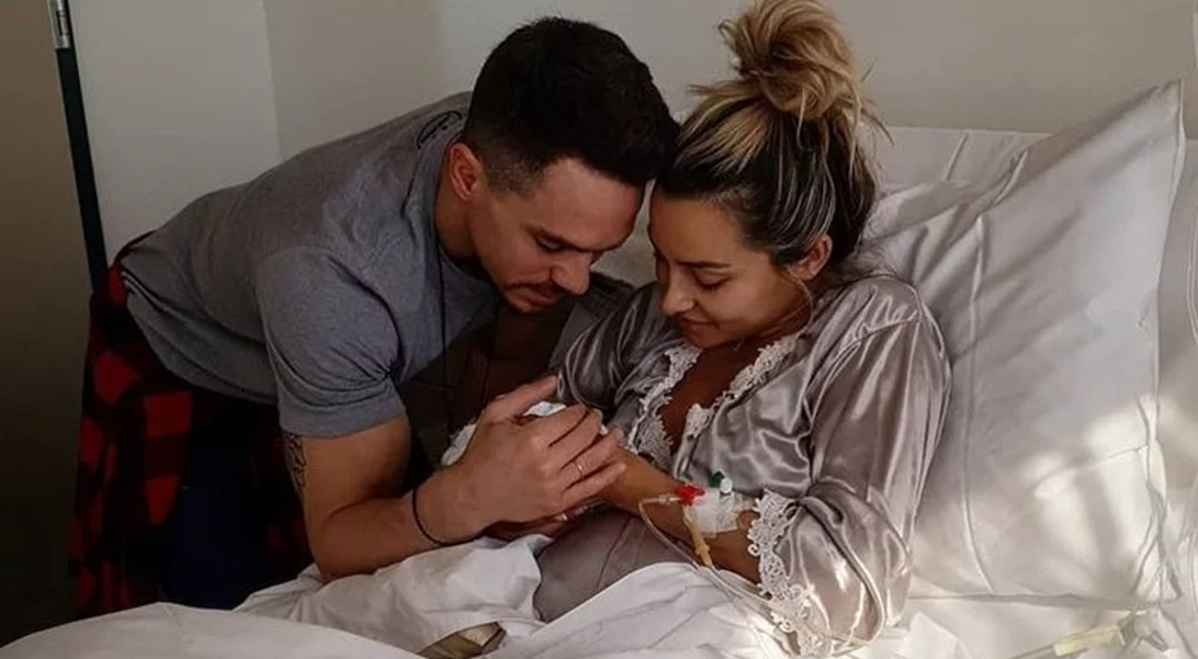 Βασιλική Μιλλούση | Δες την τρυφερή φωτογραφία με τον Λευτέρη Πετρούνια και την κόρη τους