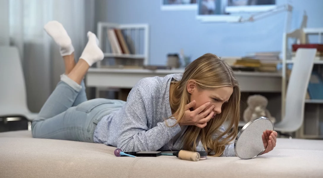 Μάσκα για σπυράκια και λιπαρές επιδερμίδες που δρα μέσα σε 10 λεπτά