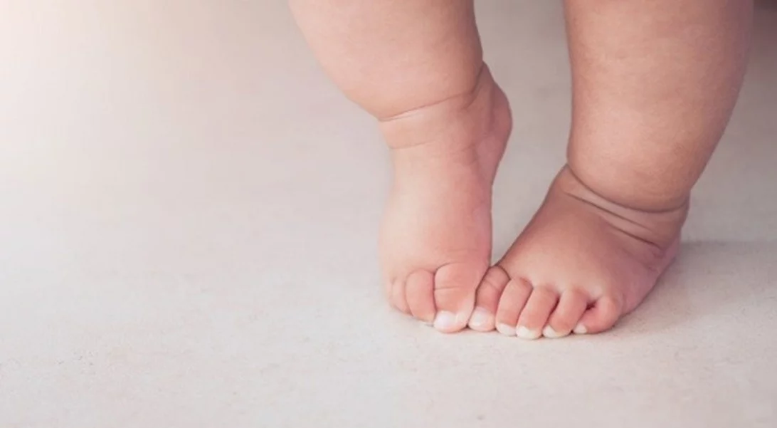 Επιτρέπεται το παιδί μου να περπατάει ξυπόλυτο;