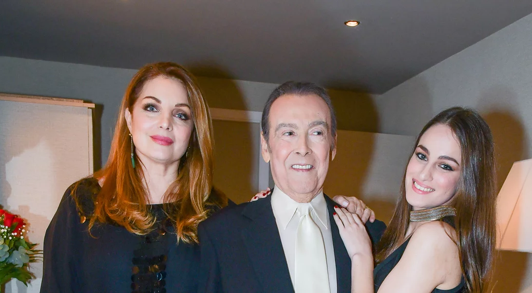 Ο Τόλης Βοσκόπουλος έκλεισε τα 80 | Η τρυφερή αγκαλιά της Άντζελας Γκερέκου και η εντυπωσιακή τούρτα (pic)