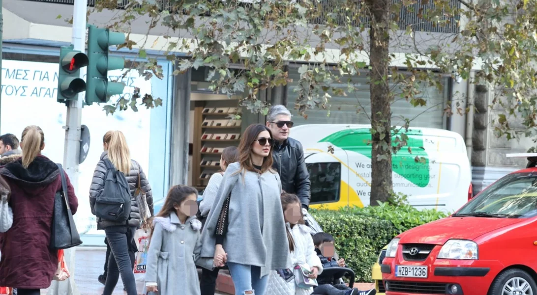Σταματίνα Τσιμτσιλή - Θέμης Σοφός | Η οικογενειακή βόλτα στο κέντρο της πόλης και το cosy outfit της παρουσιάστριας