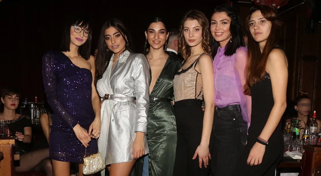 Τα κορίτσια του GNTM 2 βγήκαν για ποτό και είχαν κάποιες... ενδιαφέρουσες στιλιστικές προτάσεις