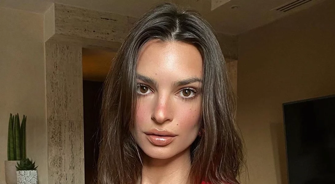 Η Emily Ratajkowski μοιράστηκε τη skincare ρουτίνα που ακολουθεί κατά τη διάρκεια της κοινωνικής απομόνωσης
