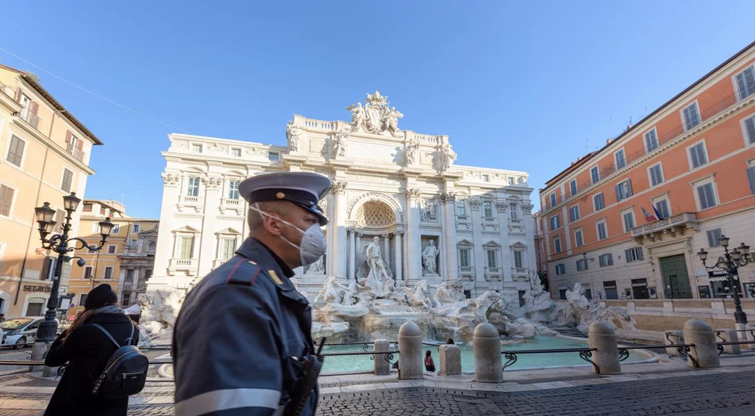 Συγκινητικό | Κάτοικοι της Ιταλίας τραγουδούν με φόντο τους άδειους δρόμους (video)