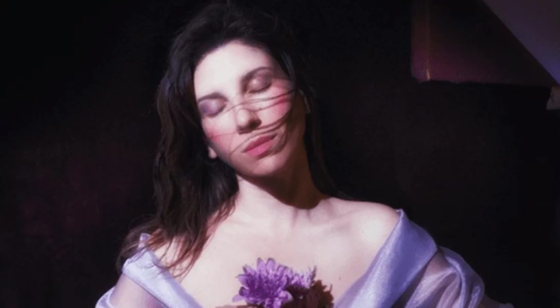 Μία φωτογράφος αποτυπώνει τις ημέρες της καραντίνας με τον πιο σουρεαλιστικό τρόπο