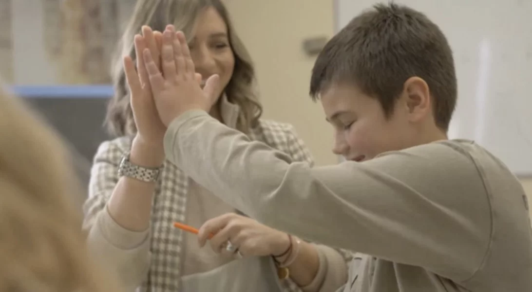 Ελληνική Αγωγή | Δημιουργεί το πρώτο ζωντανό, διαδραστικό, εκπαιδευτικό πρόγραμμα για παιδιά