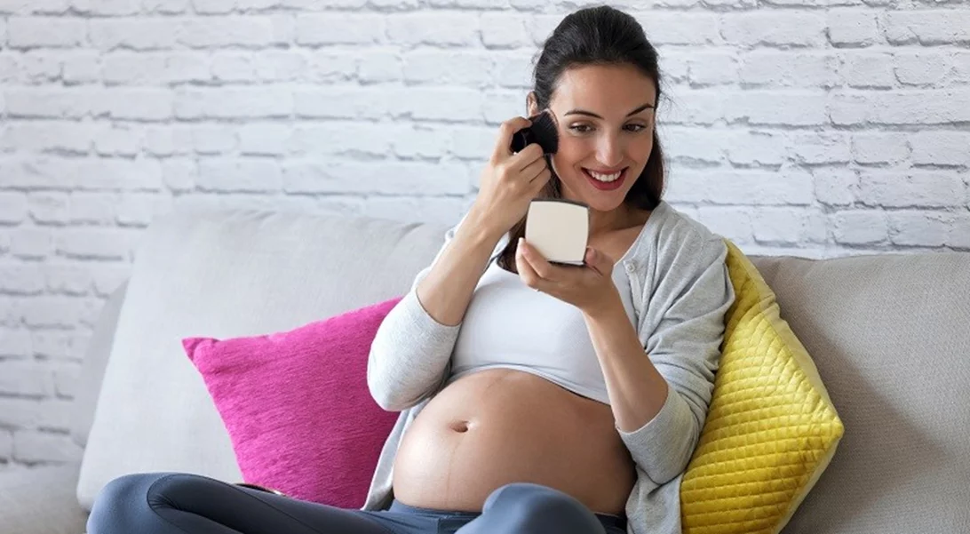 Μια αισθητικός των διασήμων λέει ποια καλλυντικά δεν πρέπει να χρησιμοποιείς στην εγκυμοσύνη