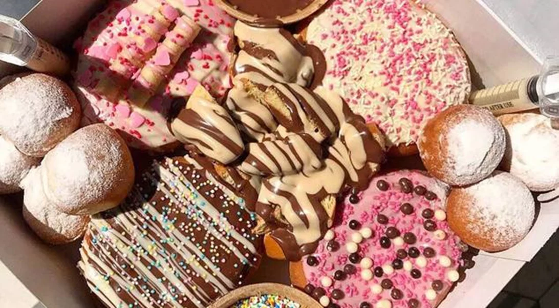 Άνοιξε επιτέλους στην Αθήνα το Jerry’s Foodtruck με τα απίθανα donuts και τα γλυκά burgers