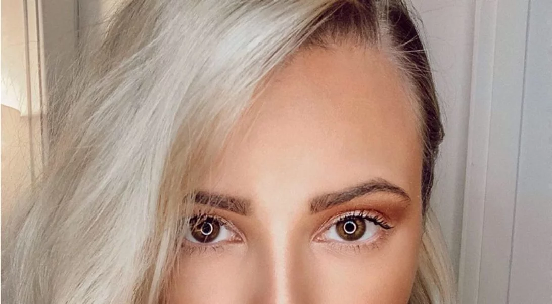 «Μία χαρούμενη μελαχρινή» | Τέλος τα ξανθά μαλλιά για τη Λάουρα Νάργες μετά από 13 χρόνια