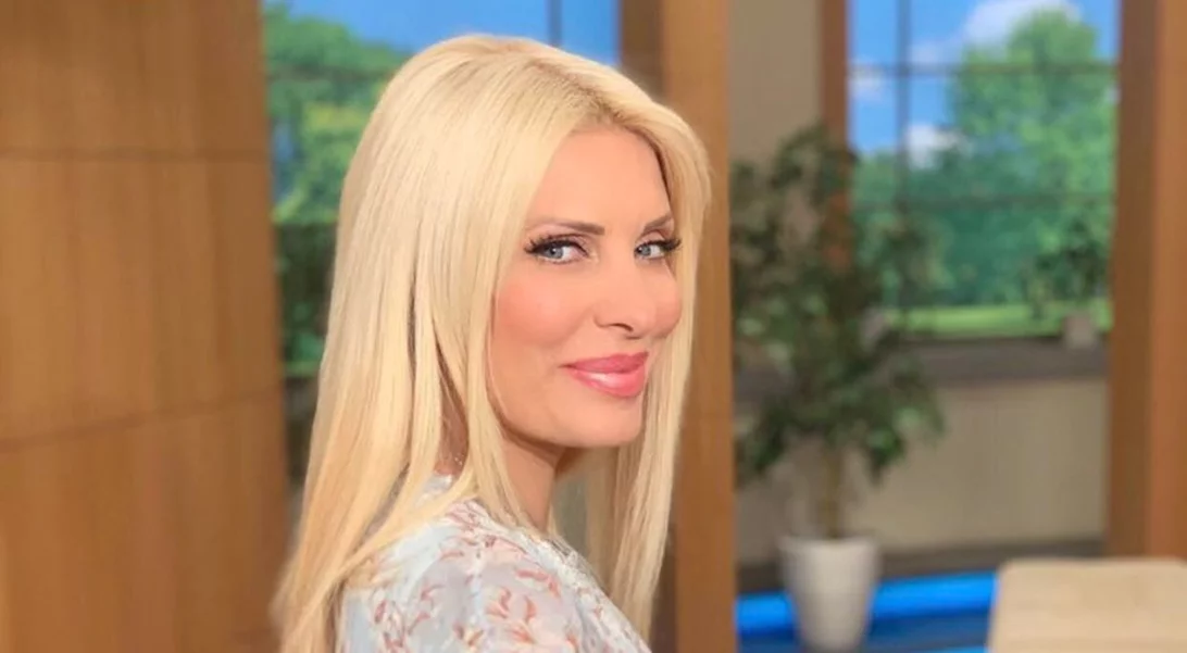 Ελένη Μενεγάκη | Είναι τα ίσια μαλλιά η νέα της beauty εμμονή;