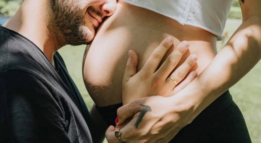 «Άντε να γεννάμε» | Ελληνίδα τραγουδίστρια ποζάρει με τον σύζυγό της λίγο πριν γεννήσει