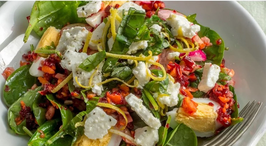 Σαλάτα με Σπανάκι, Αυγά και Πολύχρωμη Βινεγκρέτ