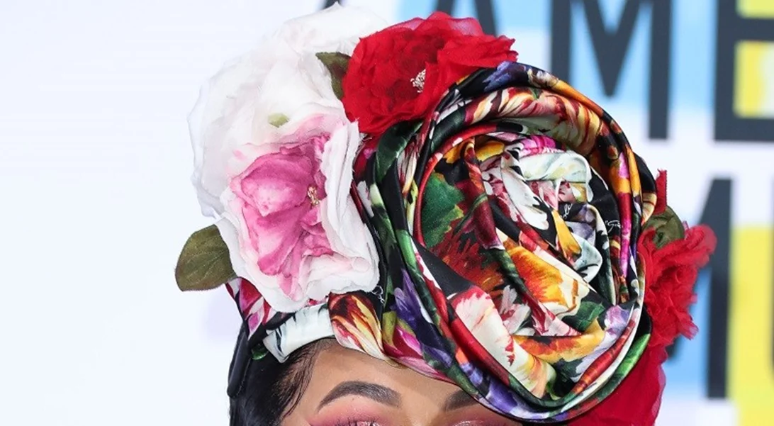 H Cardi B μοιράστηκε τη DIY μάσκα που έσωσε τα μαλλιά της από τις συχνές βαφές και το heat styling