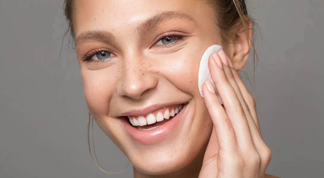 Πόσο απαραίτητη είναι τελικά η τονωτική λοσιόν σε μια skincare ρουτίνα;