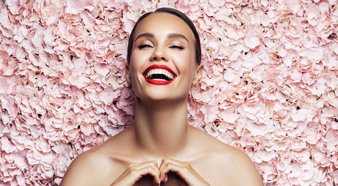 Κόκκινο κραγιόν το καλοκαίρι; Όλα τα tips για σωστή εφαρμογή