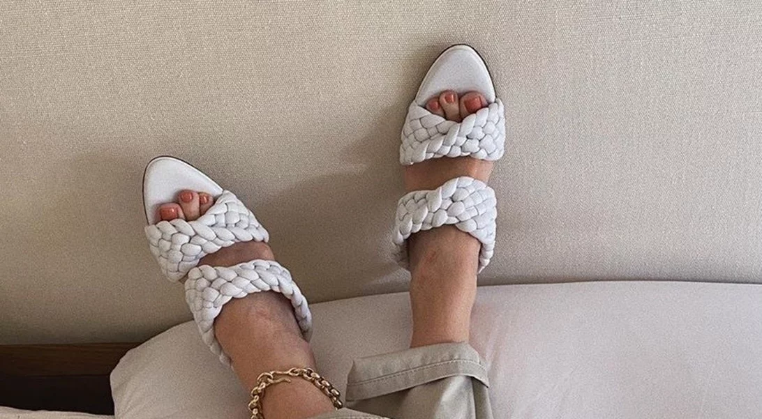 Έχεις ραντεβού για πεντικιούρ; Αυτό είναι το χρώμα που επιλέγουν όλα τα fashion girls για τα πέδιλά τους