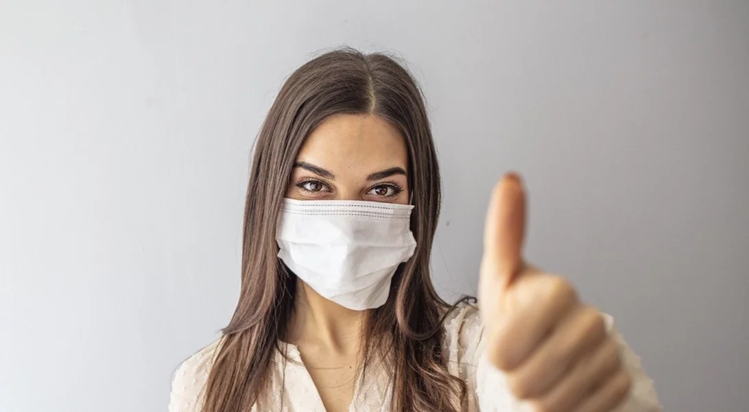 Προστατευτική μάσκα προσώπου το καλοκαίρι: Πώς θα αποτρέψεις την ακμή που μπορεί να προκαλέσει;