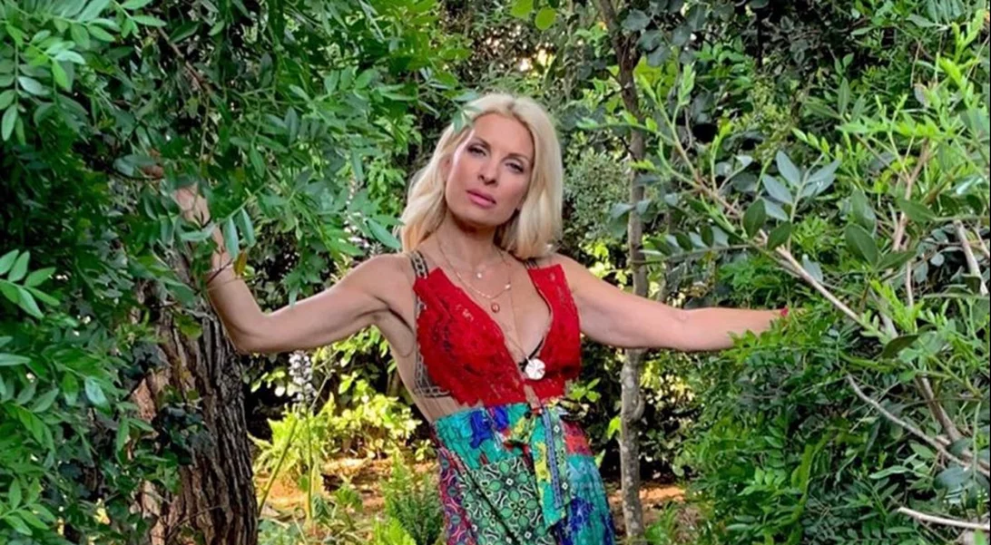 «Ευτυχισμένος είναι ο άνθρωπος που ξέρει τι να θυμάται από το παρελθόν...» | Η νέα φωτογραφία της Ελένης Μενεγάκη με maxi καλοκαιρινό φόρεμα