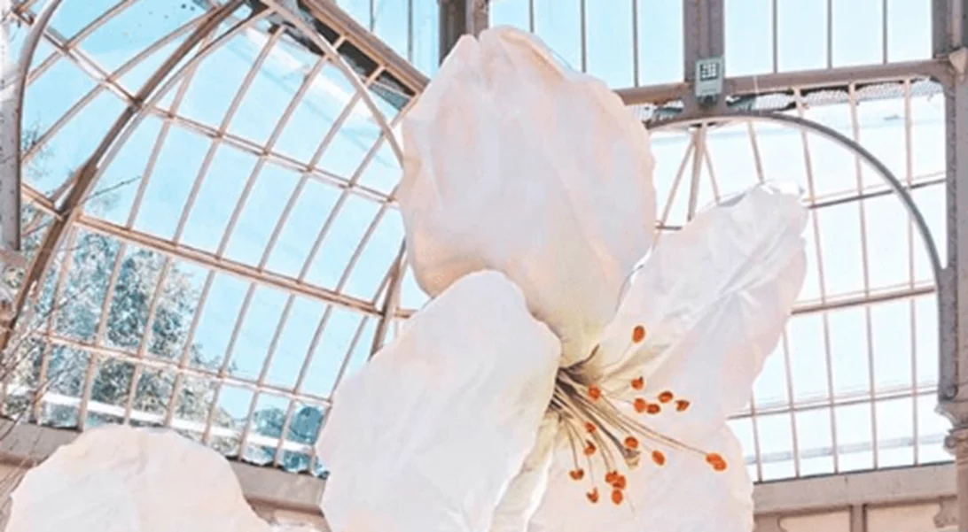 Γιγαντιαία φωλιά με λουλούδια έγινε το Palácio De Cristal στη Μαδρίτη