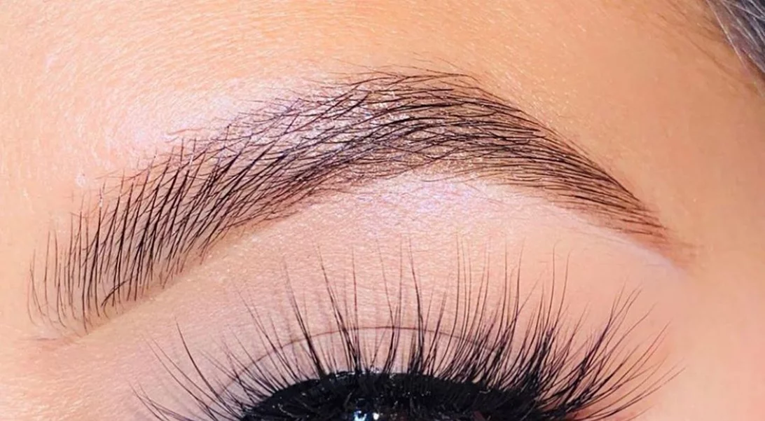Ο εύκολος τρόπος να βάζεις τις βλεφαρίδες σου χωρίς να περιμένεις την κόλλα να στεγνώσει