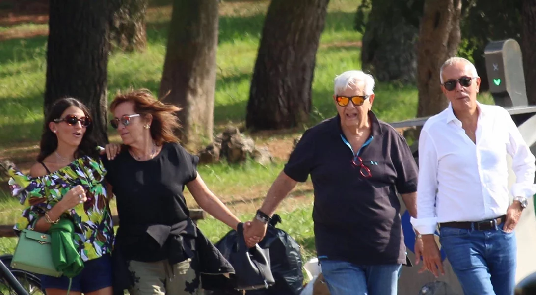 Δήμητρα Μέρμηγκα | Το casual outfit της 27χρονης στην πρόσφατη έξοδο με τον 64χρονο σύζυγό της