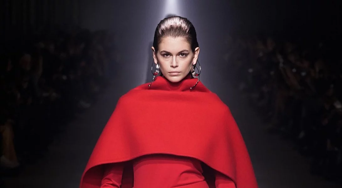 Κόκκινο φόρεμα | Festive εμφανίσεις με έμπνευση από τα runways