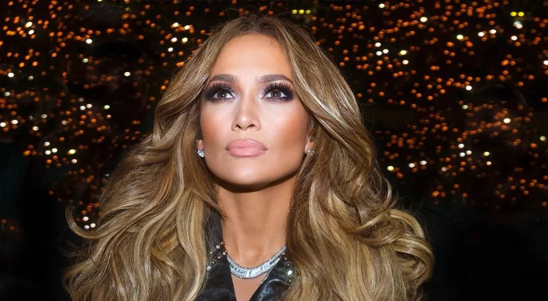Θυμάσαι τα μαλλιά της JLo στο Super Bowl; Ο κομμωτής της μόλις αποκάλυψε πώς μπορείς να τα αντιγράψεις