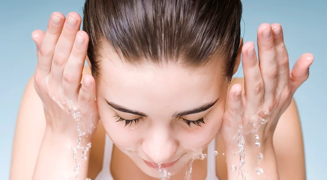 Καθαρισμός προσώπου | Τα 4 λάθη που δεν πρέπει ΠΟΤΕ να ξανακάνεις αν θέλεις τέλεια επιδερμίδα