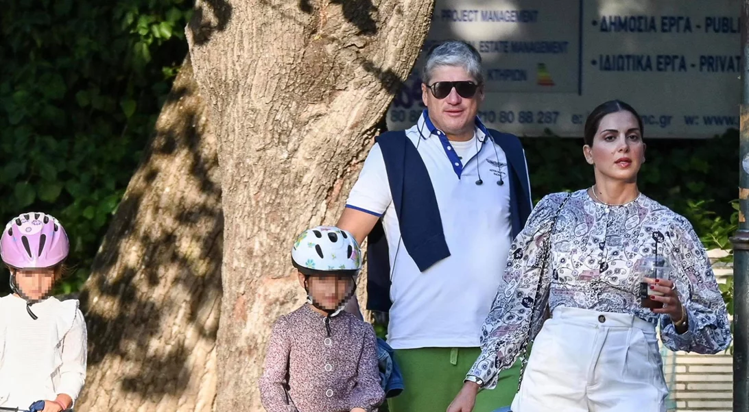 Σταματίνα Τσιμτσιλή | Με μίνι λευκό σορτσάκι για βόλτα με τον Θέμη Σοφό και τα παιδιά τους