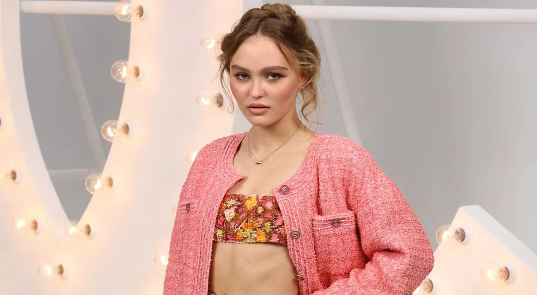 Τι φόρεσε η Lily-Rose Depp στο show SS21 της Chanel
