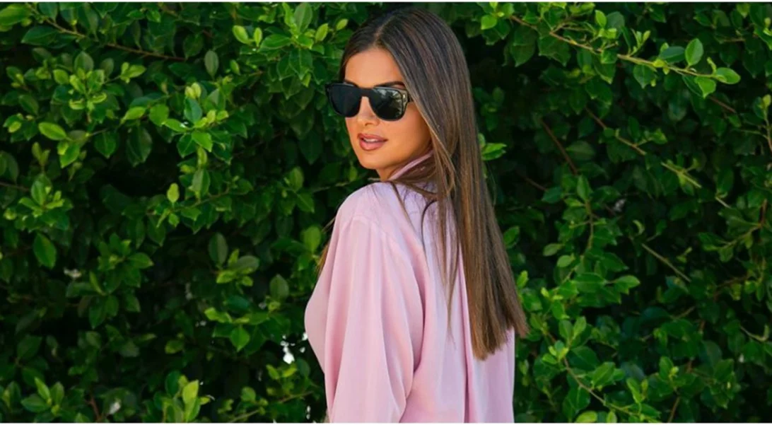 Kρύβει πόντους από την κοιλιά και είναι οικονομικό | Το ροζ πουκάμισο της Σταματίνας Τσιμτσιλή είναι ό,τι χρειάζεσαι