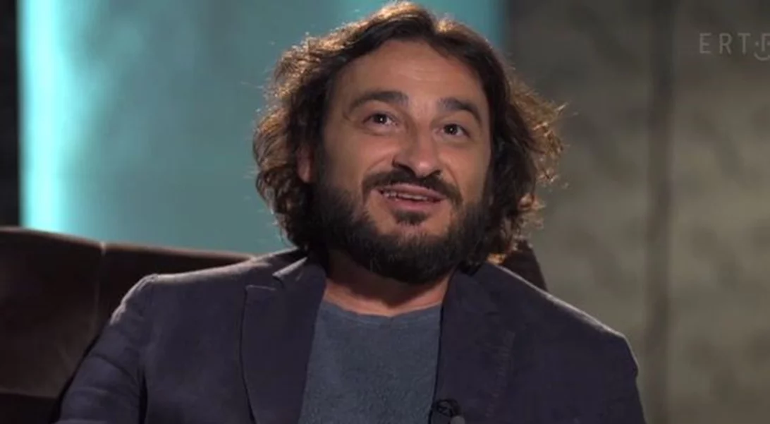 Βασίλης Χαραλαμπόπουλος | «Σε αυτή την παρεΐστικη παράσταση με είδαν από τα “Εγκλήματα” και με πήραν να παίξω ένα γκεστ»