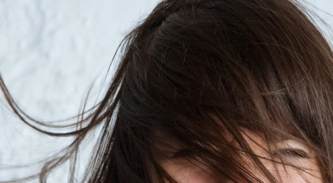 Τι να κάνω για τα λιπαρά μαλλιά; Αντίο στα λαδωμένα μαλλιά με αυτά τα μυστικά!