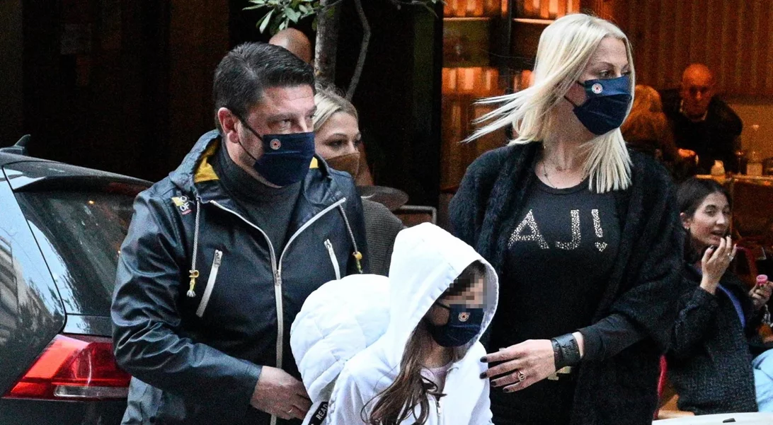 Νίκος Χαρδαλιάς – Γιώτα Παναγιωτοπούλου | Οικογενειακή βόλτα στο κέντρο της Αθήνας