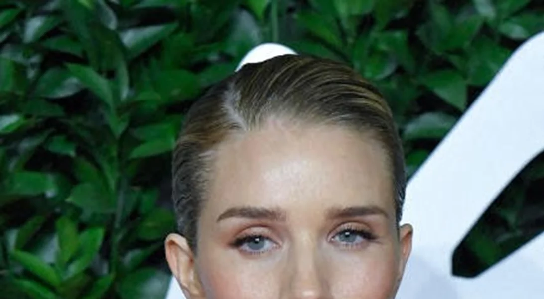 Rosie Huntington Whiteley | Tα 7 μυστικά ομορφιάς στα οποία ορκίζεται