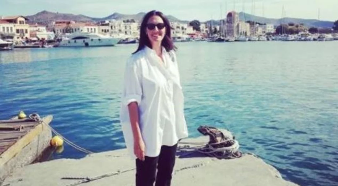 Η Νόνη Δούνια αλλάζει μόνη της το λάστιχο στο αυτοκίνητο