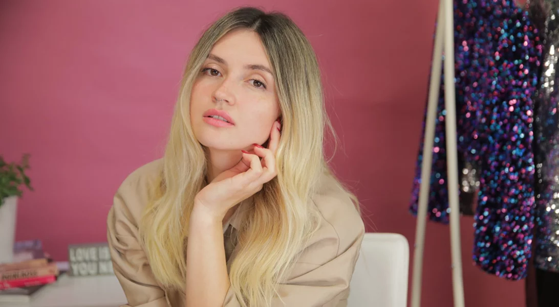 Η Janna Sireac μάς δείχνει πώς να αντιγράψουμε τα αγαπημένα χτενίσματα των fashion girls