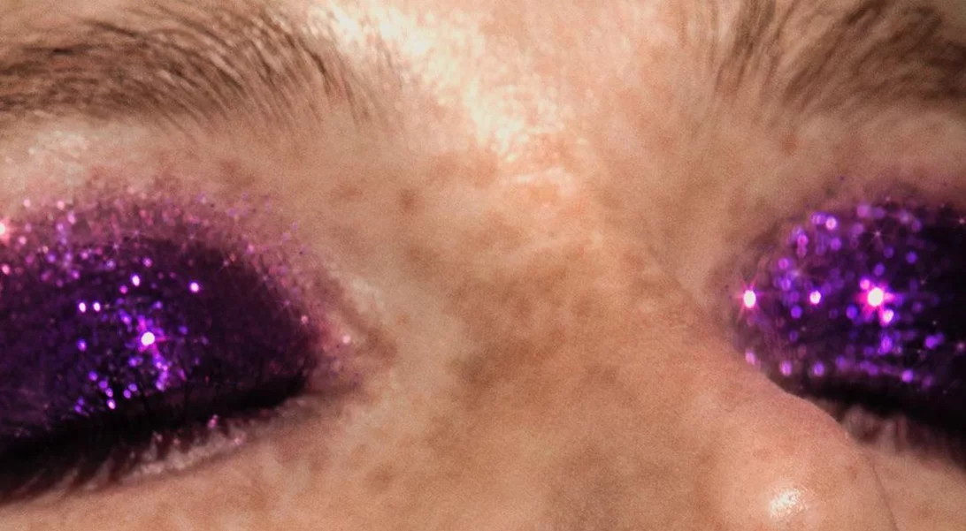 Glitter eyes | Ιδέες μακιγιάζ για να κάνεις τα μάτια σου να λάμπουν