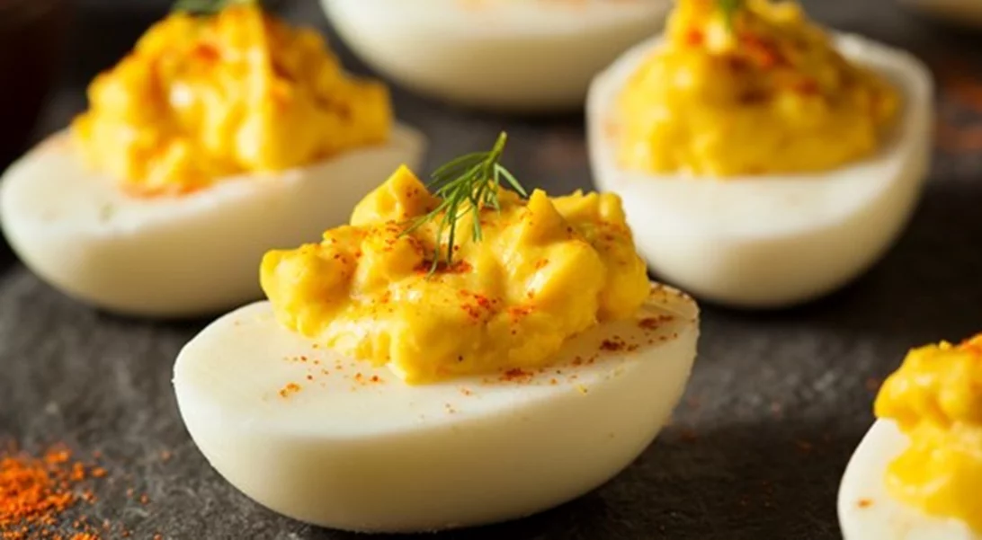 Deviled Eggs | Η συνταγή για τα πιο διαολεμένα νόστιμα γεμιστά αυγά