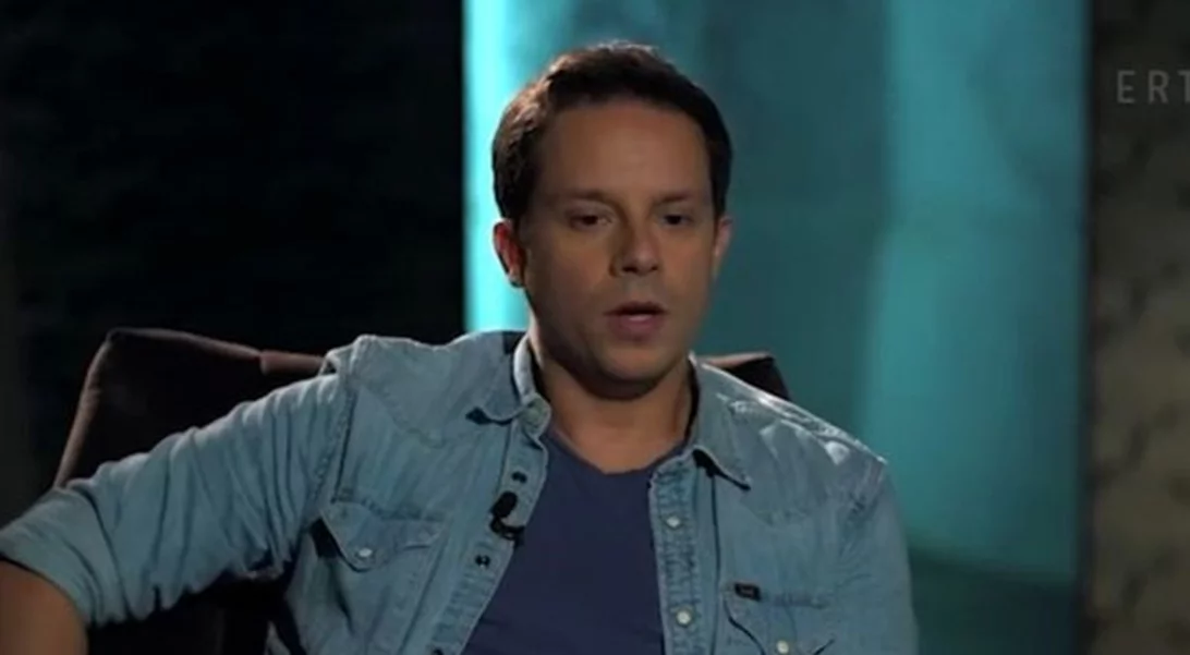 Δημήτρης Μακαλιάς | «Όταν πέθανε ο αδερφός μου, μου πέρασε από το μυαλό να πηδήξω από τον πέμπτο όροφο»