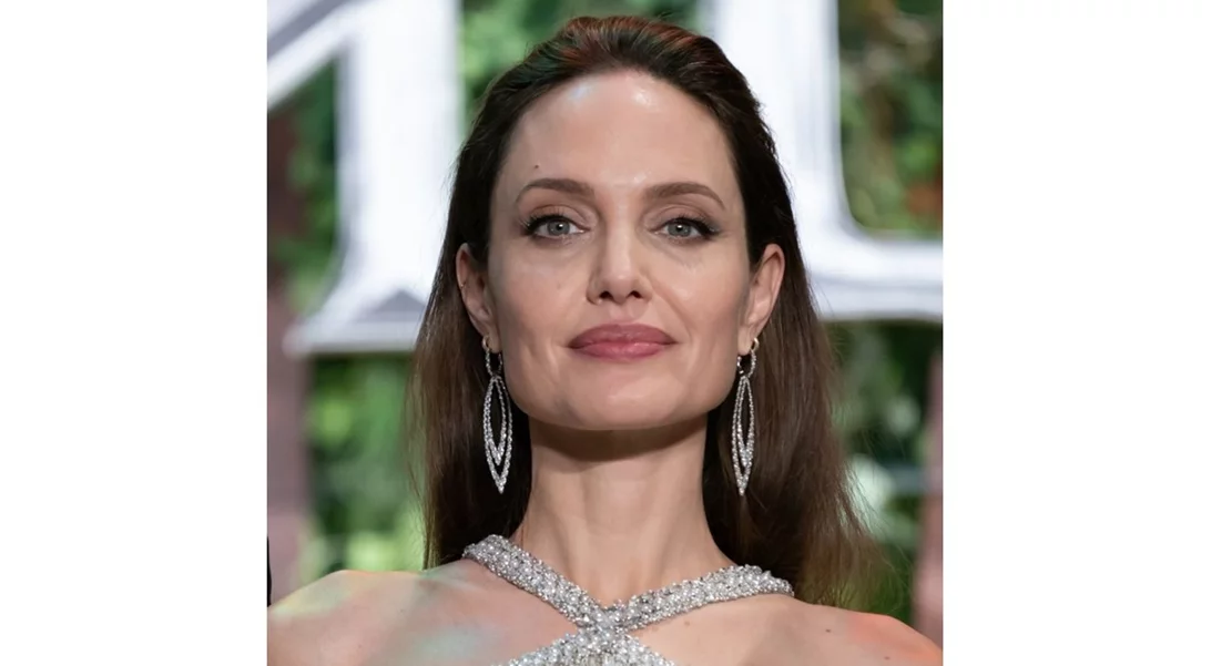 H total white εμφάνιση της Angelina Jolie