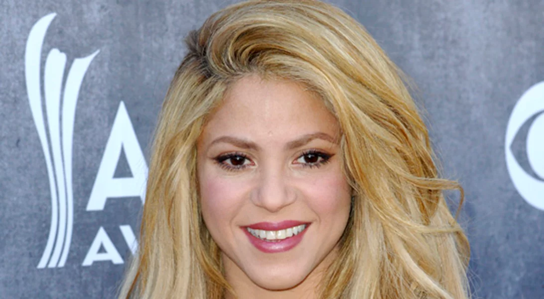 Η Shakira ποζάρει φορώντας ένα μοβ bikini που σχεδίασε μόνη της