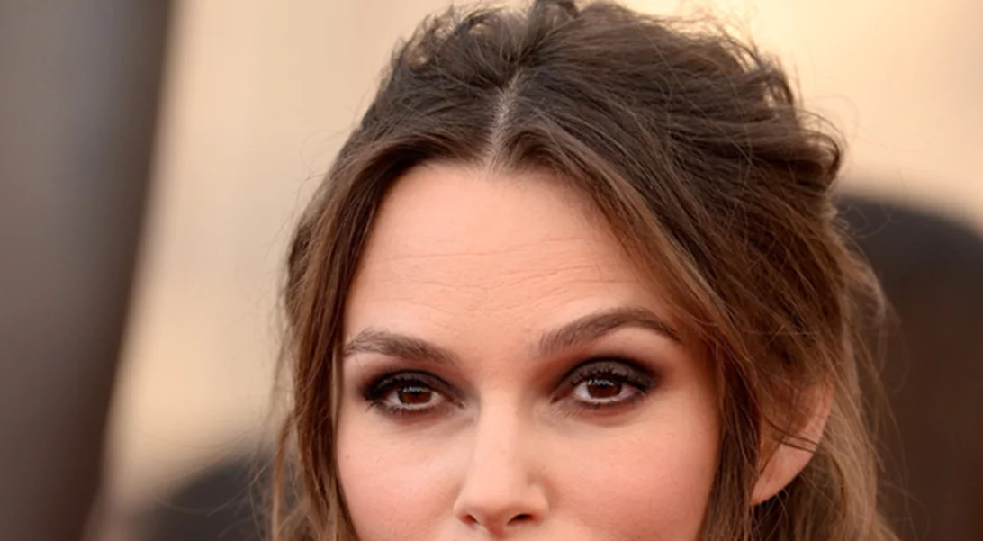 Ούτε εμείς το πιστεύαμε μέχρι που το είδαμε: Με αυτό το μικρό gadget θα έχεις το τέλειο μακιγιάζ σε 1 λεπτό!