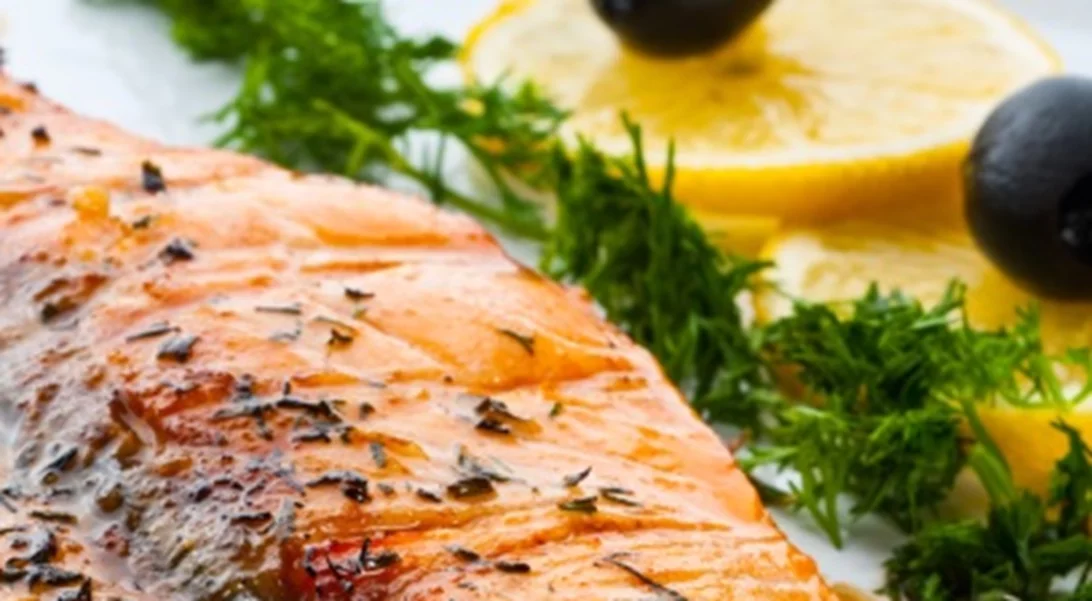 Ψητός σολομός με σκόρδο και λεμόνι για ένα ελαφρύ μεσημεριανό