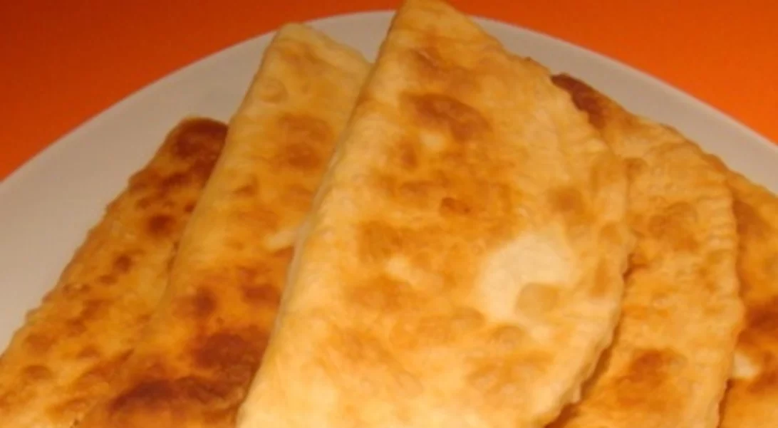 Συνταγή για αφράτα πισία με τυρί ή αλλιώς τηγανιτές τυρόπιτες